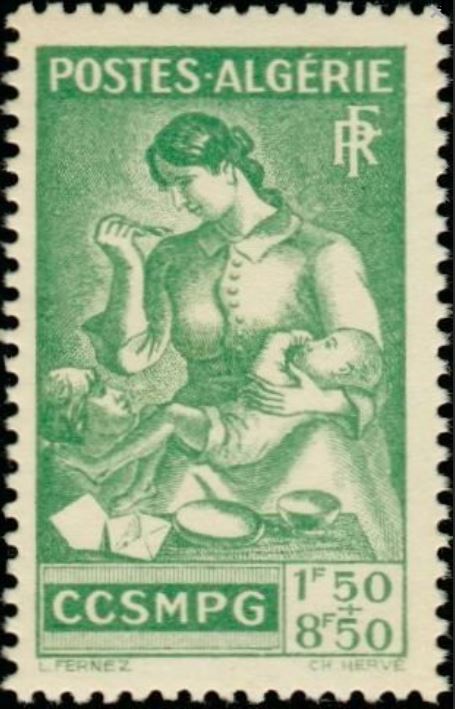 Femme donnant de la bouillie à un bébé