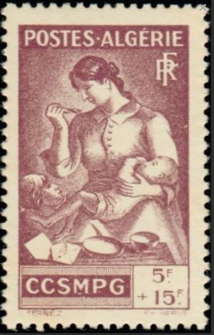 Femme donnant de la bouillie à un bébé